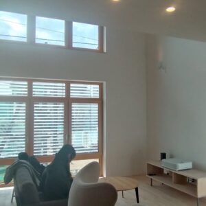 木製枠のガッチリとしたサッシ